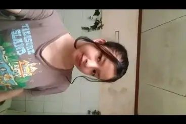 Cewek Sange Mau Mandi Malah Colmek Basah Kuyup poster