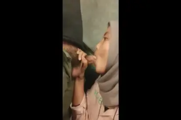 Wanita Manis Ini Begitu Penurut Menjelang Tidur poster